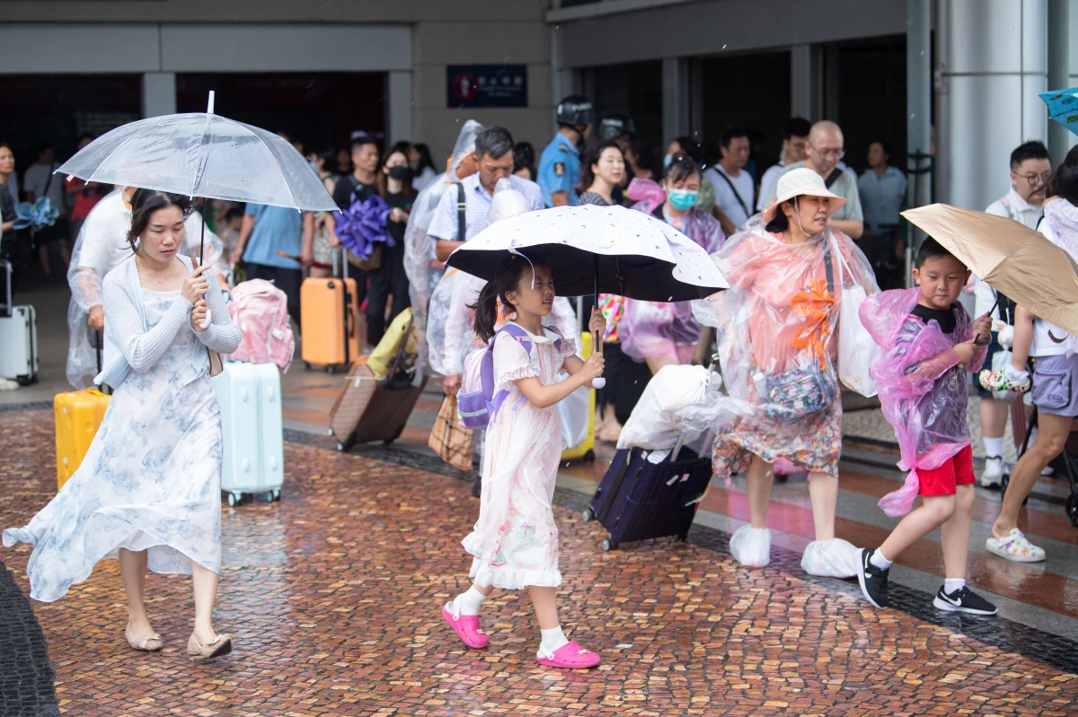 Makao\'da Talim Tayfunu Yaklaşıyor: Turistler Yağmur Altında Yürüyor