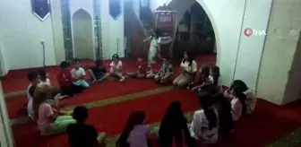 Çocuklar Yelmaniye Camii'nde Kur'an öğreniyor ve sosyalleşiyor