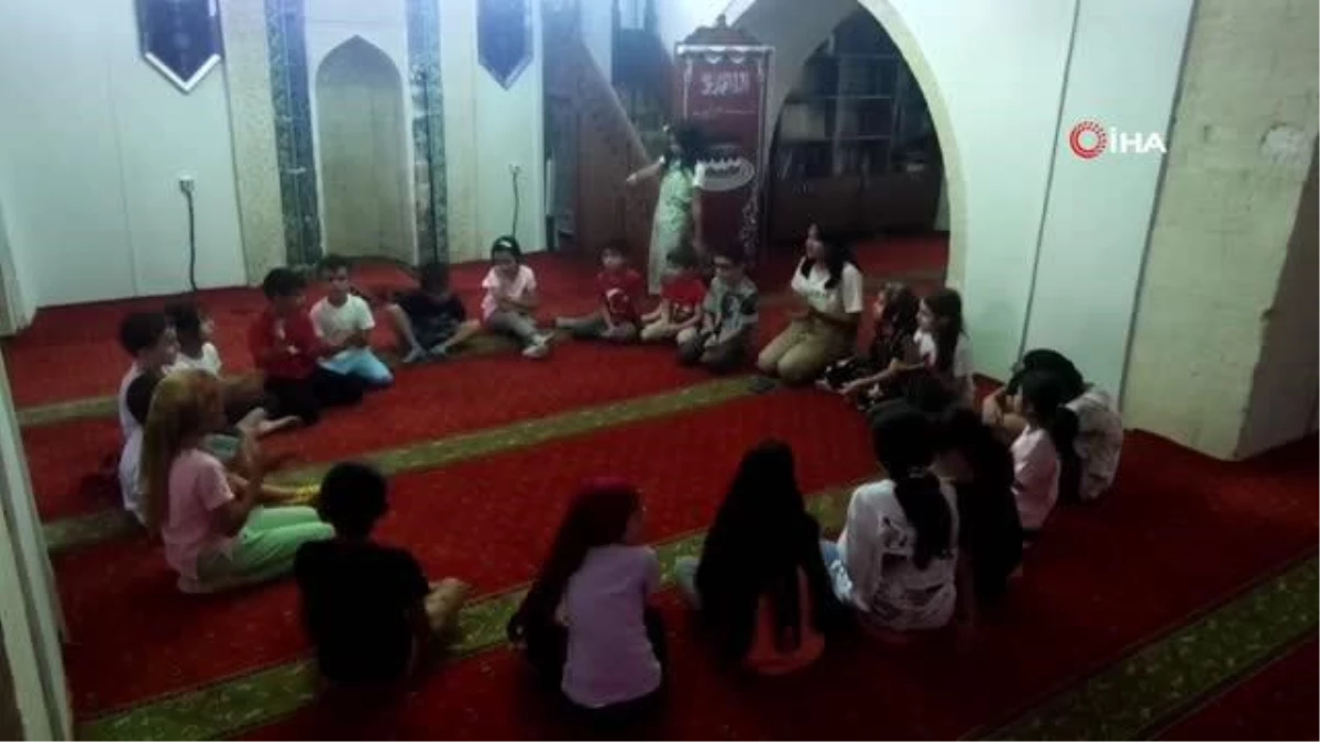 Çocuklar Yelmaniye Camii\'nde Kur\'an öğreniyor ve sosyalleşiyor