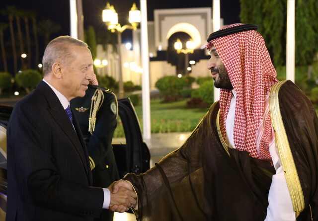 Cumhurbaşkanı Erdoğan, Suudi Arabistan'da Prens Selman tarafından karşılandı