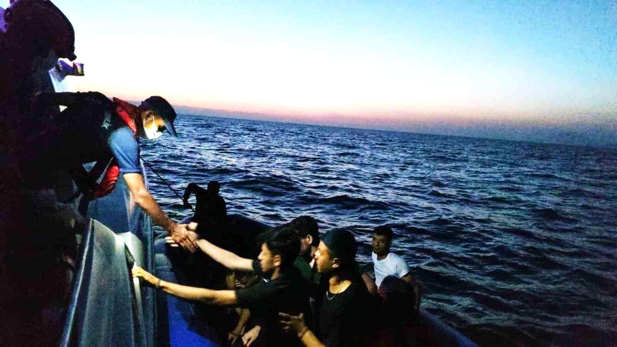 Muğla\'da Yunanistan tarafından geri itilen 31 düzensiz göçmen kurtarıldı