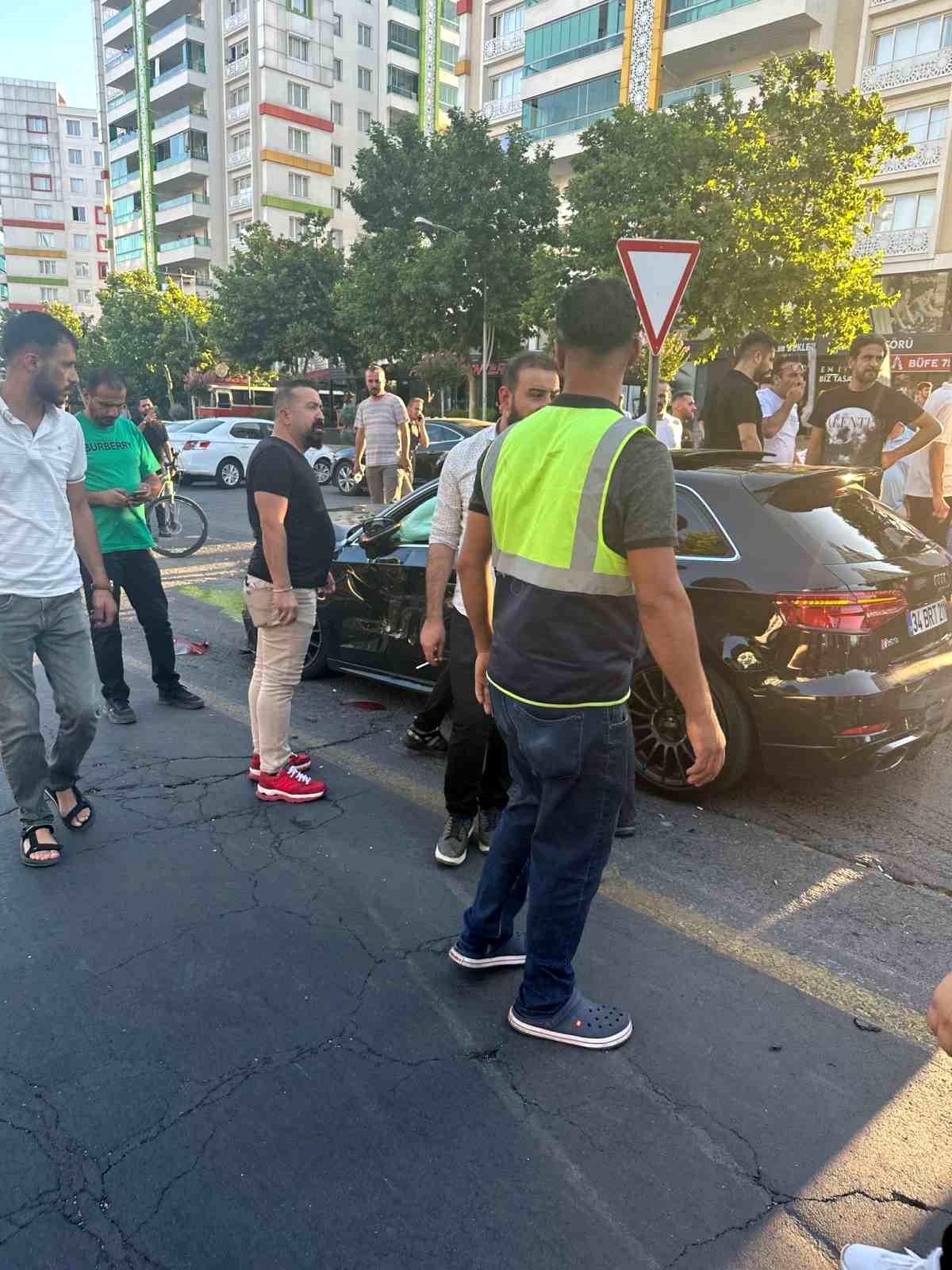 Diyarbakır\'da Kontrolden Çıkan Araçlar Çarpıştı: 3 Yaralı