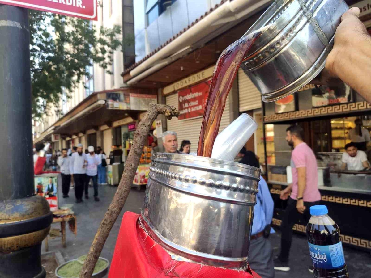 Diyarbakır\'da Vatandaşlar Meyan Şerbeti İçerek Sıcakları Atlatıyor