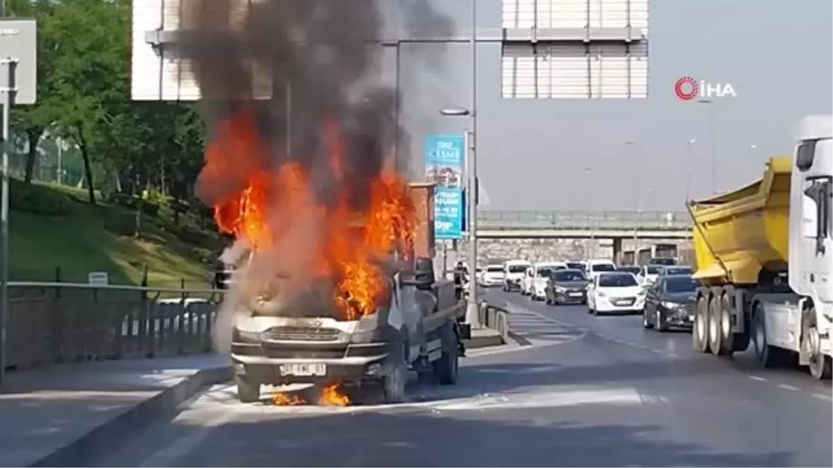 E-5 Karayolu\'nda araç alev topuna döndü: Sağlık kontrolü yerine görüntü çekmeye devam etti