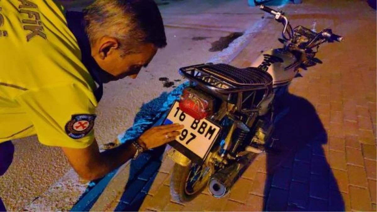 Ehliyetsiz Motosiklet Sürücüsü Kaza Yaptı, Plaka Rakamını Bantla Kapattı