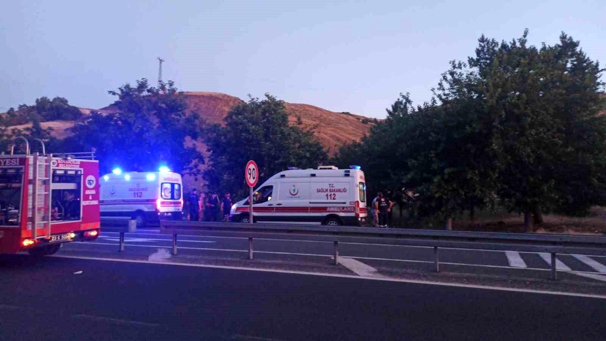 Elazığ\'da Otomobil Şarampole Uçtu: 4 Kişi Yaralandı