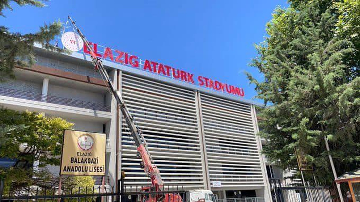 Elazığ Stadyumu\'nun tabelası Elazığ Atatürk Stadyumu olarak değiştirildi