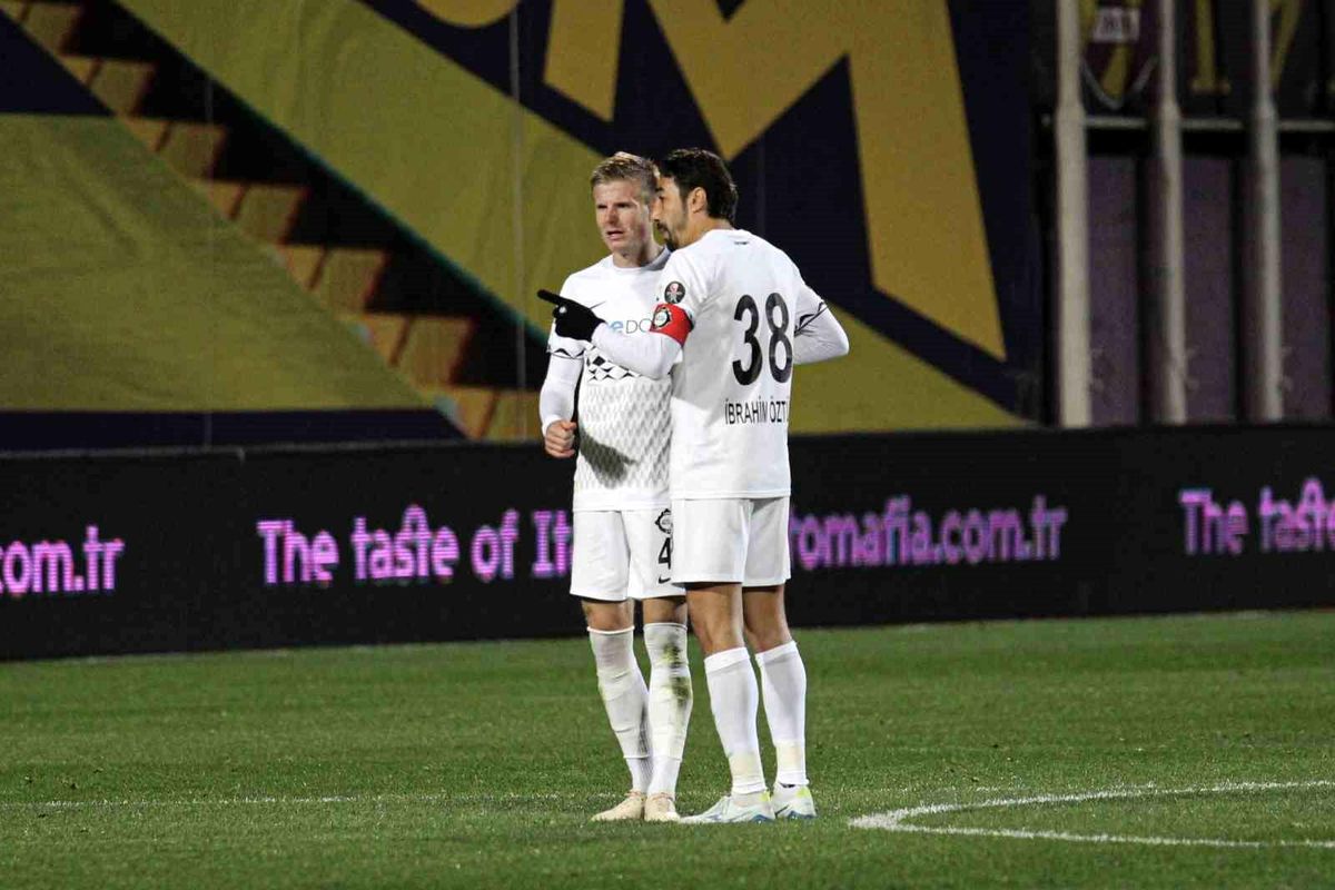 Eric Björkander, Altay ile maaş konusunda anlaşamadı ve veda etti