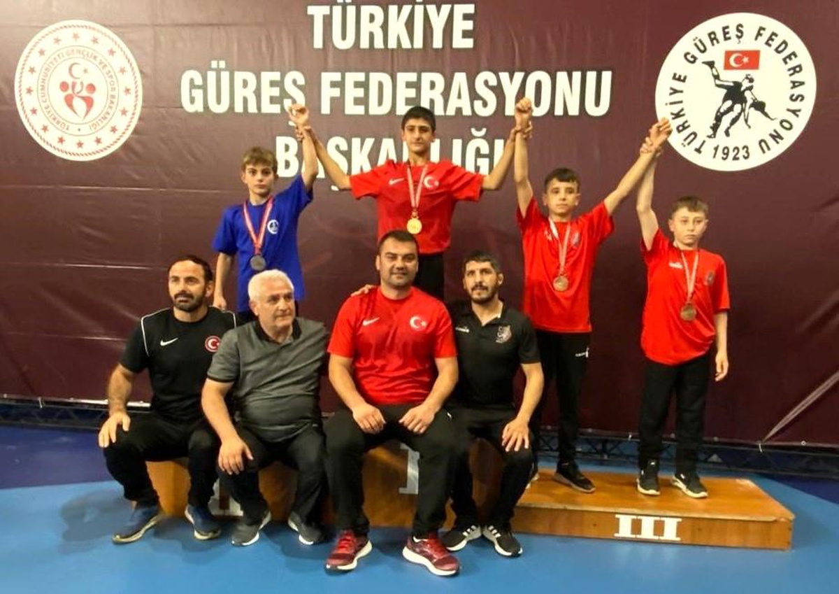 Erzurum Aile Sosyal Hizmetler Spor Kulübü U11-U13 Serbest Güreş Türkiye Şampiyonası\'nda madalya kazandı