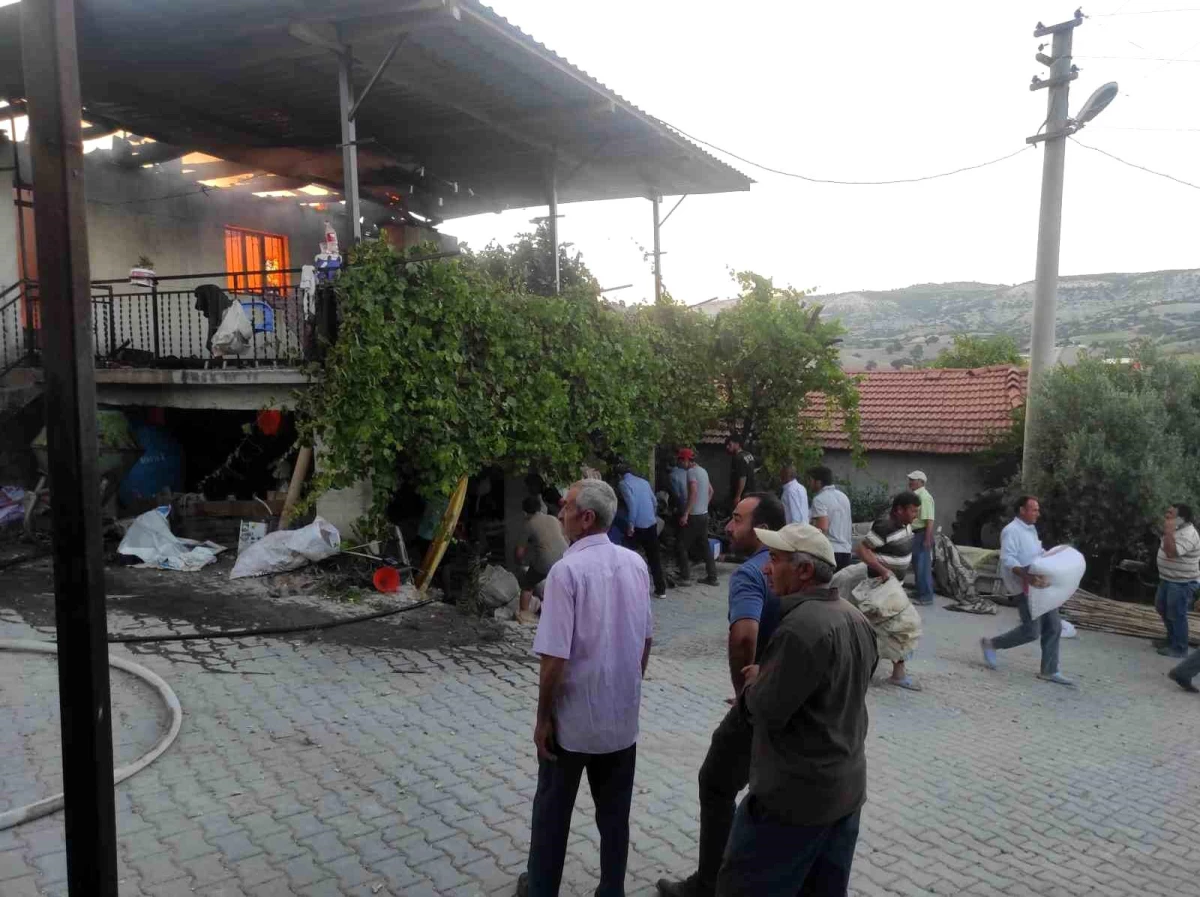 Manisa Selendi\'de çıkan yangında mahalle sakinleri eşyaları kurtardı