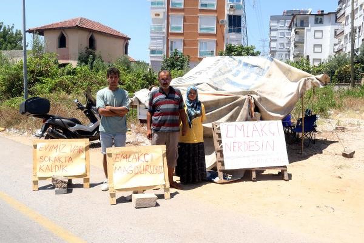 İtfaiye emeklisi, evini boşaltmayan emlakçıyı protesto ediyor