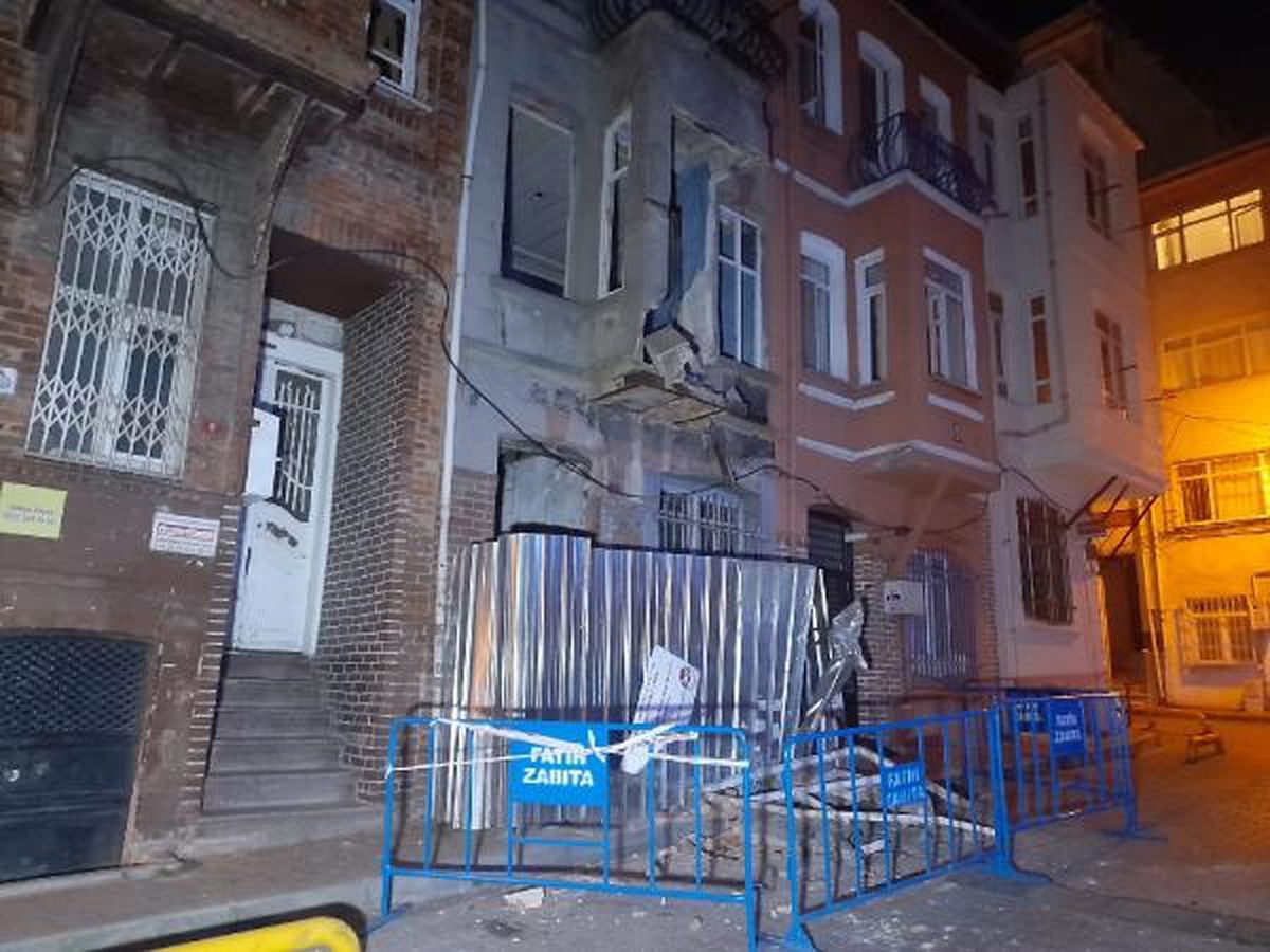 Fatih\'te Metruk Binanın Balkonu Çöktü