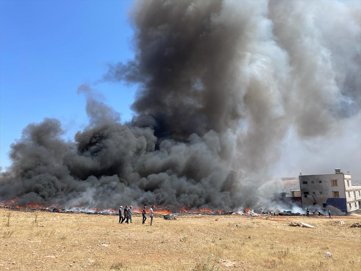 Gaziantep\'te atık malzemelerin bulunduğu alanda yangın çıktı