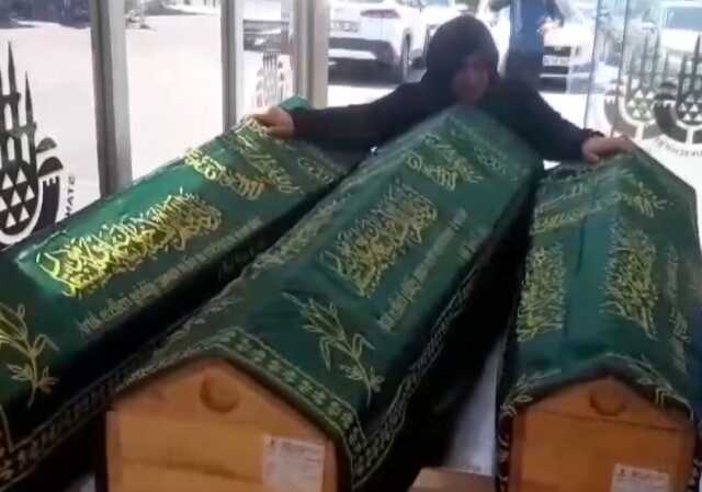 Gölette boğulan 3 kardeşin cenazeleri aileye teslim edildi! Annenin feryatları kahretti Gölette boğulan 3 kardeşin cenazeleri aileye teslim edildi! Annenin feryatları kahretti