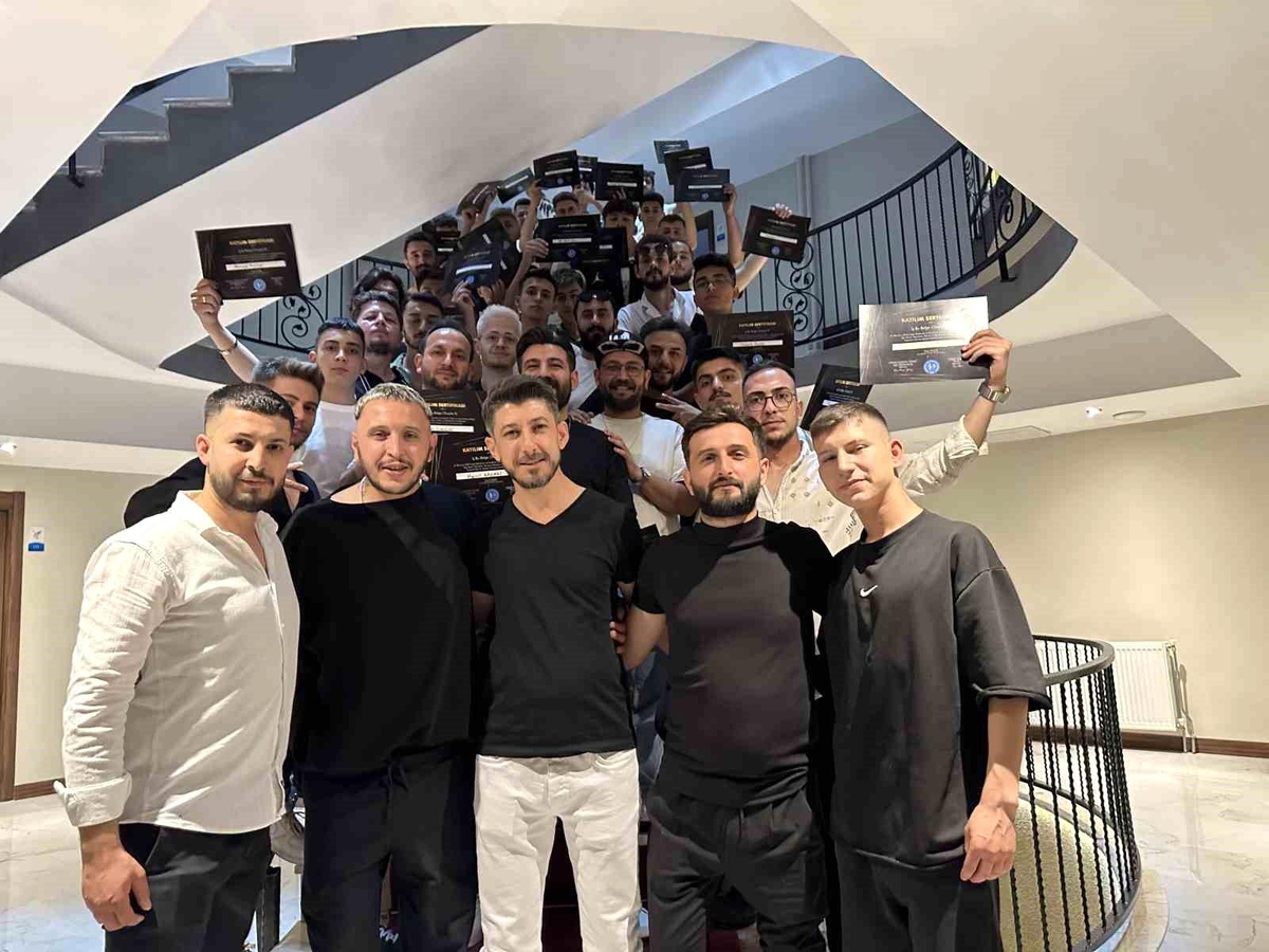 Ünlü saç tasarımcısı Hasan Hüseyin Yılmaz, meslektaşlarına eğitim verdi