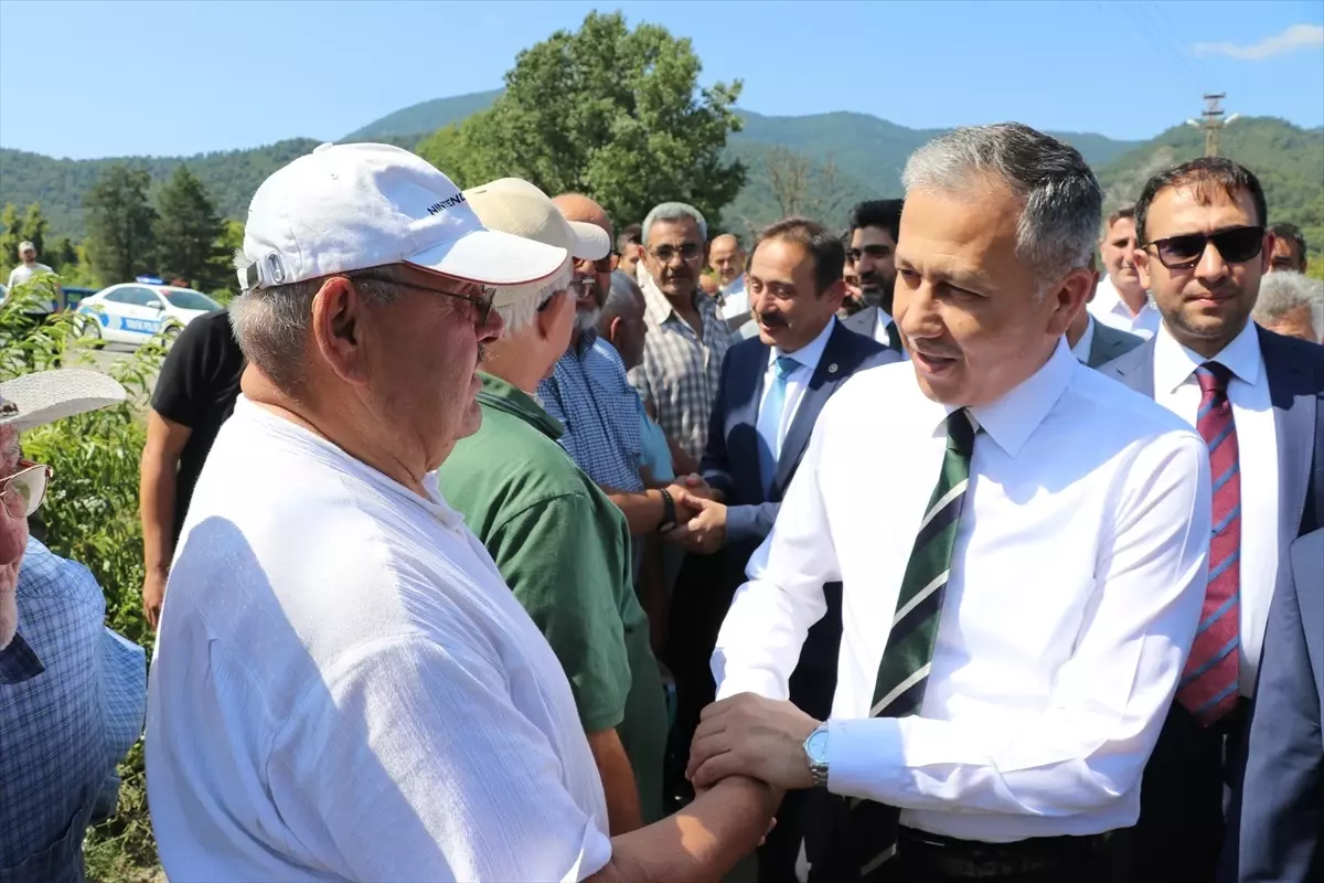 İçişleri Bakanı Ali Yerlikaya, Hatay'ın Belen ilçesindeki orman yangınıyla ilgili gözaltına alınan iki kişiden birinin tutuklandığını açıkladı.