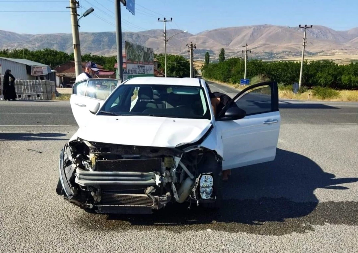 Malatya\'da iki otomobilin karıştığı trafik kazasında 1 kişi yaralandı