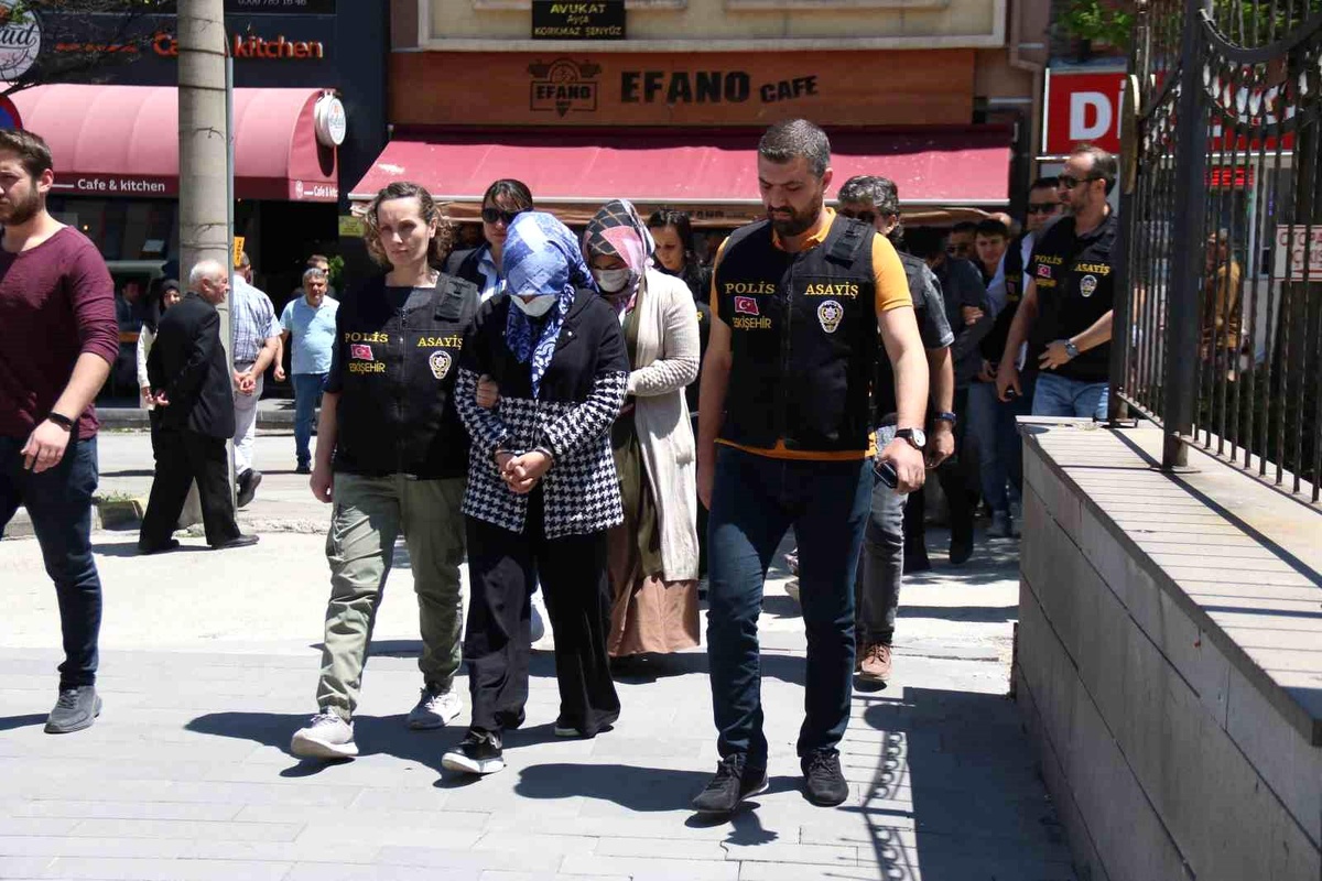 Eskişehir\'de Eşini Kafasından Vurarak Öldürdüğü İddiasıyla Yargılanan Kadın Ağırlaştırılmış Müebbet Hapis Cezasına Çarptırıldı