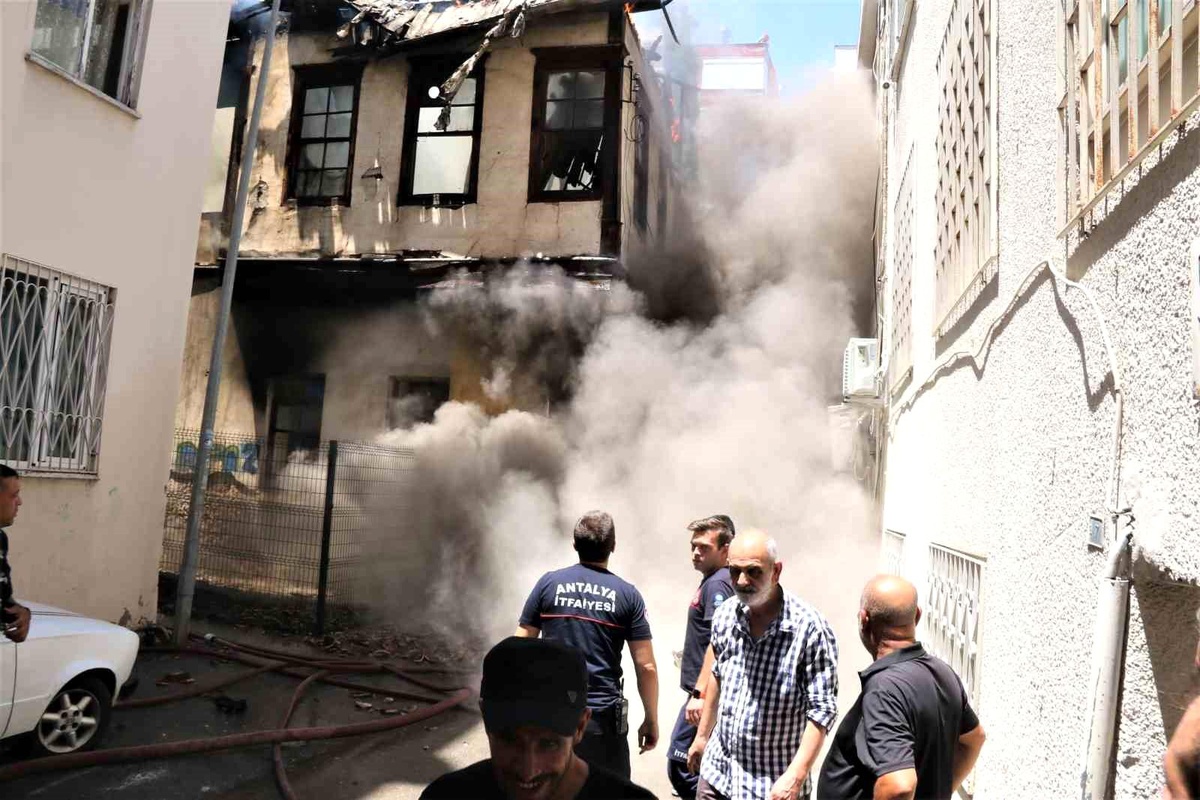 Antalya\'da Koruma Altındaki Tarihi Metruk Ev Yangında Küle Döndü