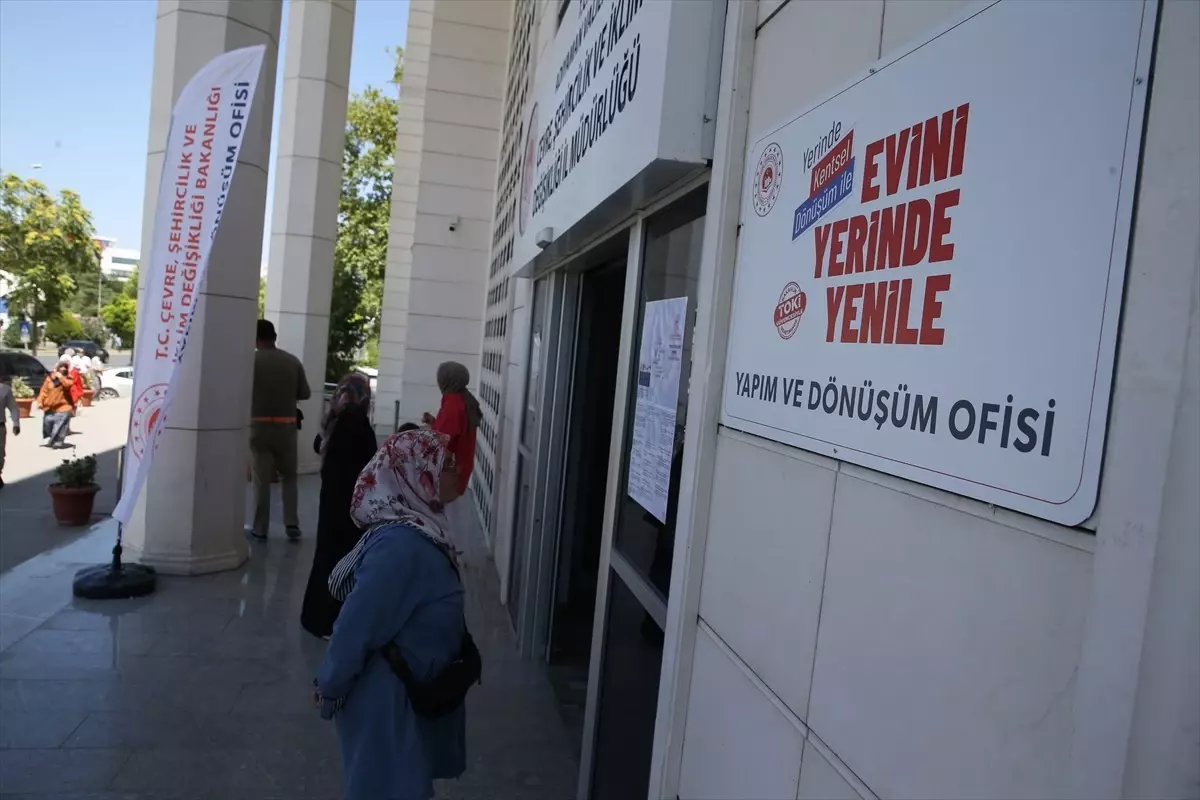 Depremzedelere Yerinde Dönüşüm Projesi ile Bilgilendirme Yapılıyor