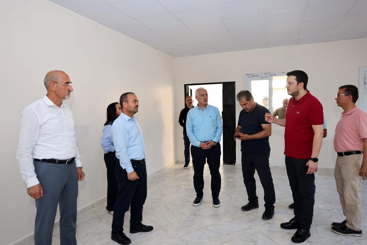 Akdeniz Belediye Başkanı Mustafa Gültak, Karaduvar Mahallesi\'nde yapımı devam eden taziye evini inceledi