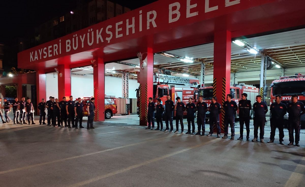 Kayseri İtfaiye Dairesi Başkanlığından 13 Personel Mersin\'deki Orman Yangınlarına Gönderildi