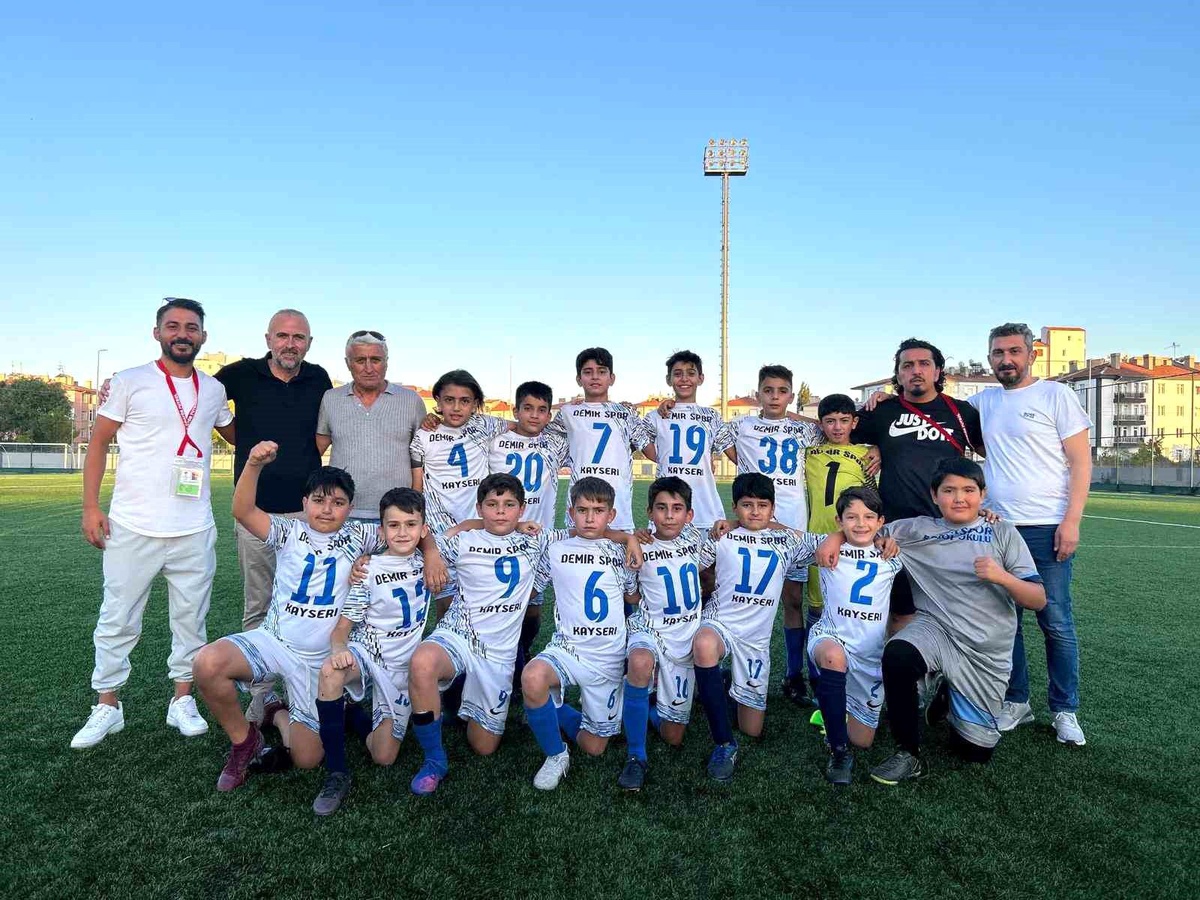 Kayseri Demirspor U12 Ligi\'nde Şampiyon