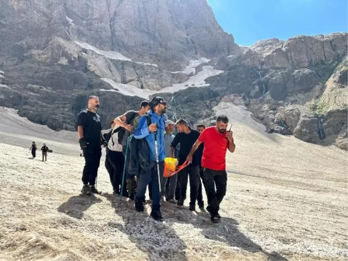 Hakkari\'de buzulların arasına düşen 2 kişi için arama kurtarma çalışmaları devam ediyor