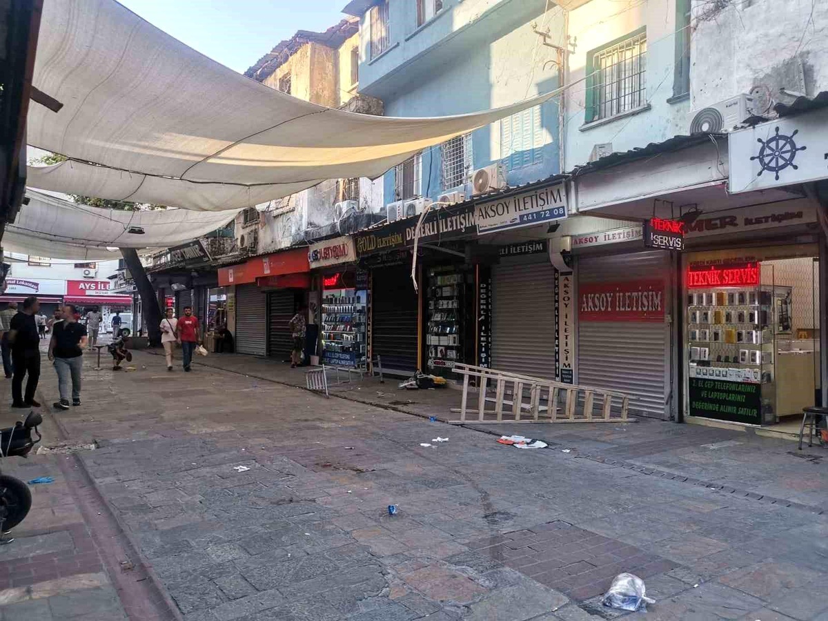 İzmir\'de Klima Montajı Yapan İşçi Elektrik Akımına Kapılarak Hayatını Kaybetti