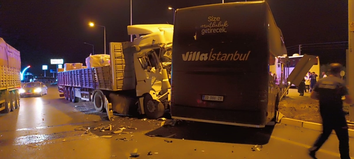 Konya\'da otobüs ile tır çarpıştı: 16 yaralı