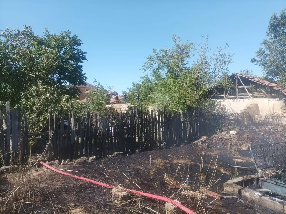 Malatya'da metruk evlerin bahçesinde çıkan yangın söndürüldü