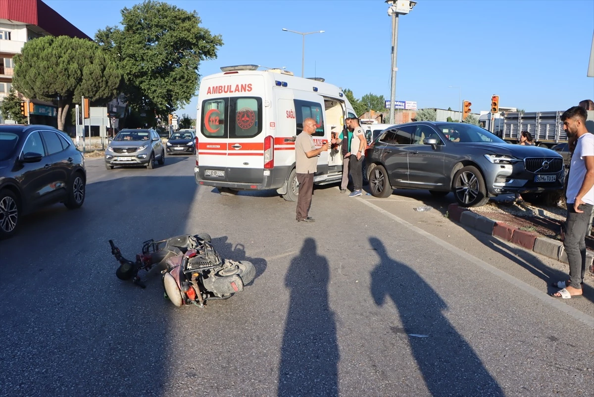 Manisa\'da Elektrikli Bisiklet ile Otomobil Çarpıştı: Bir Çocuk Yaralandı