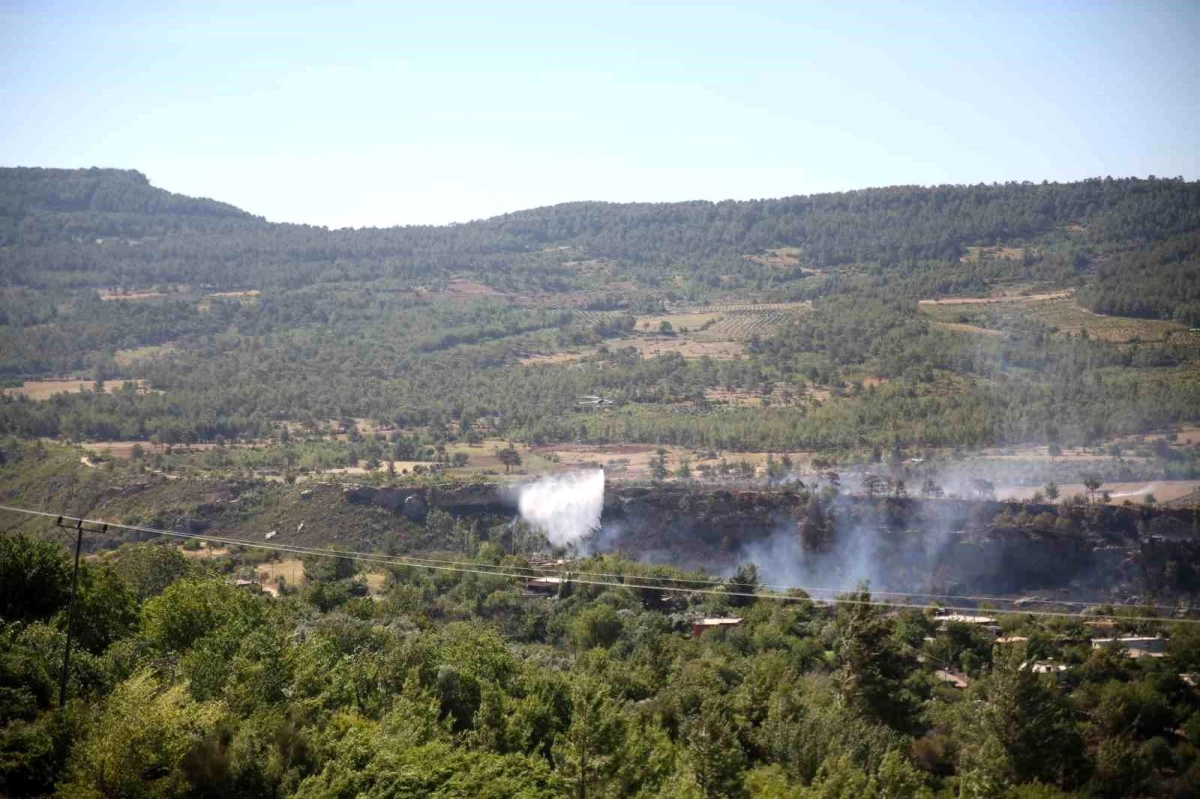 Mersin Gülnar\'da Orman Yangını: 4 Köy Evi Yandı