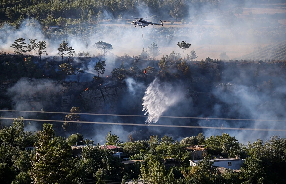 Mersin\'deki Orman Yangını Kontrol Altına Alınmaya Çalışılıyor