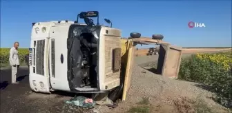 Mıcır yüklü kamyon devrildi: 1 yaralı