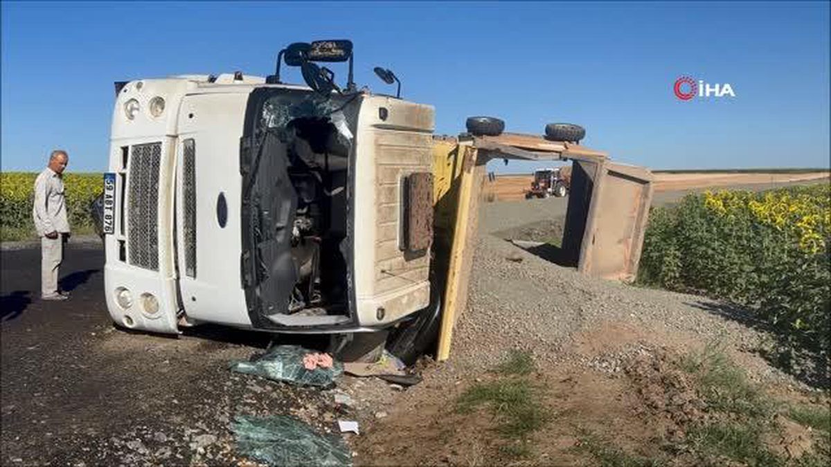 Mıcır yüklü kamyon devrildi: 1 yaralı
