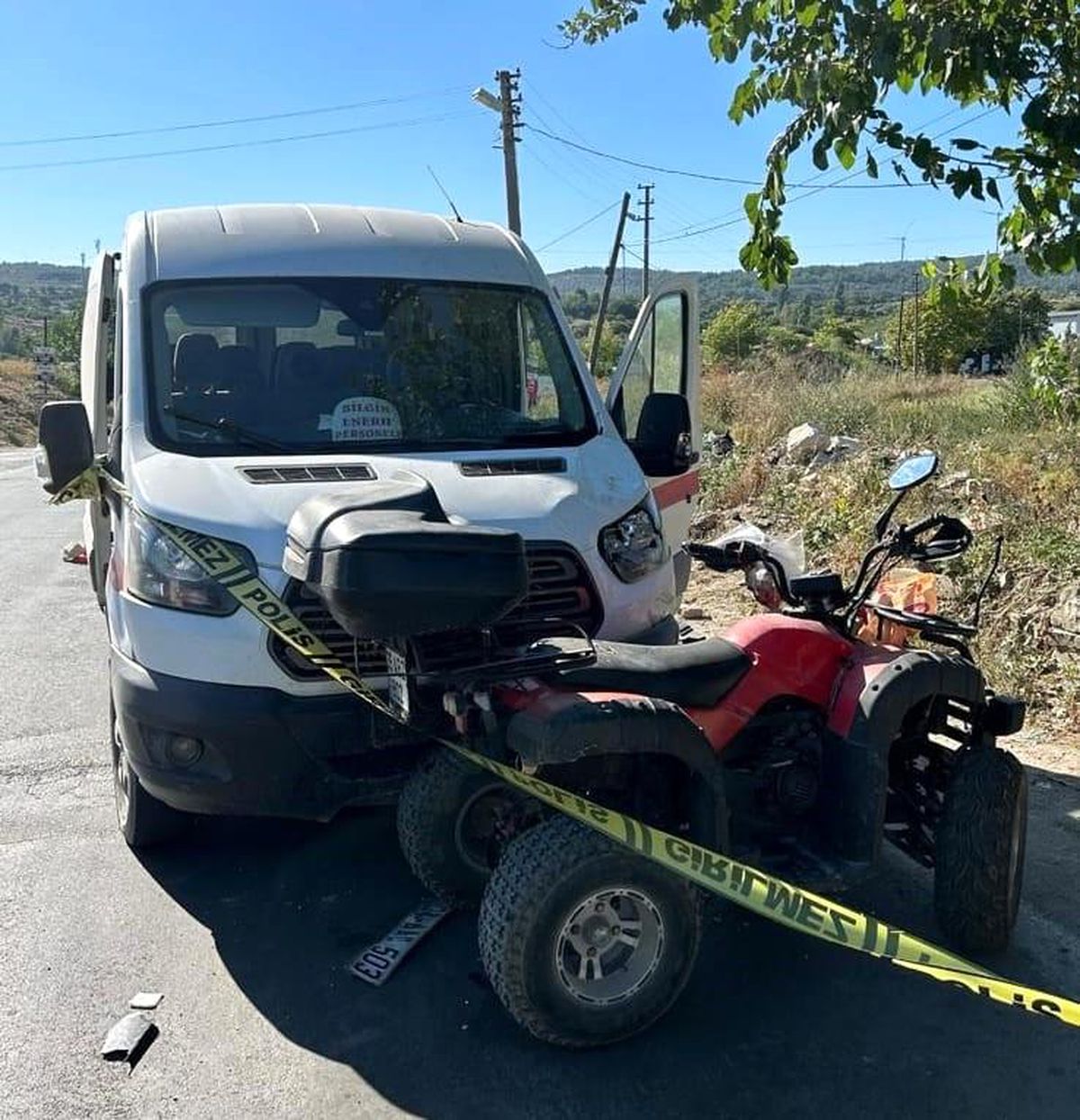 Urla\'da ATV ile servis minibüsü çarpıştı: 1 ölü