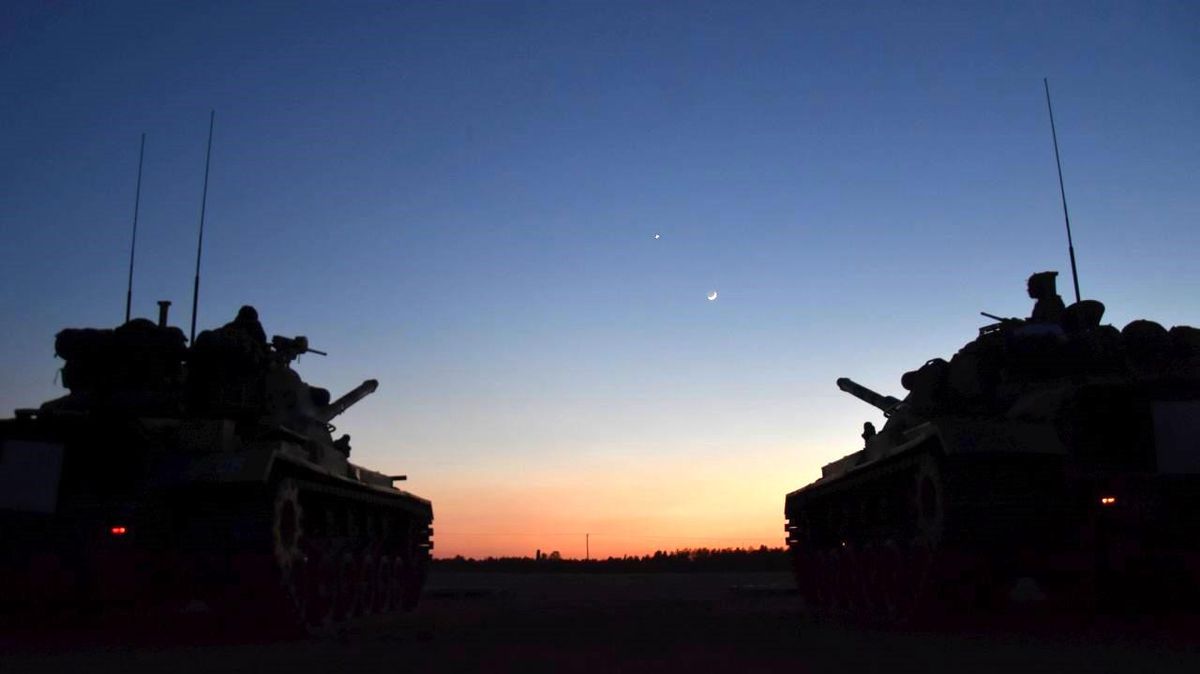 Gökyüzünde Ay ve Yıldız ile Yerde Türk Askerinin Bulunduğu Fotoğraf İlgi Çekti