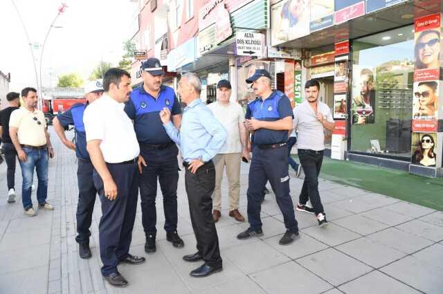 Muş'ta kaldırım işgaline karşı sıra dışı uygulama