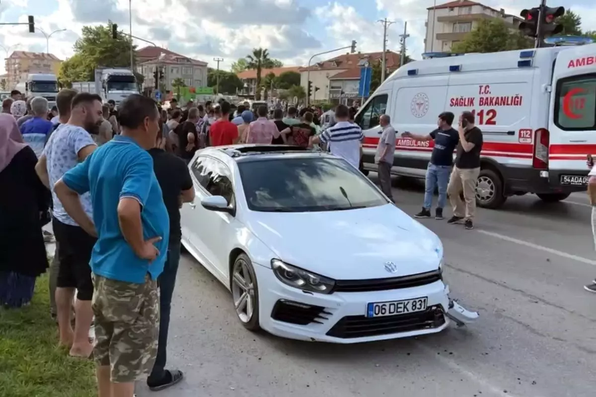 Sakarya\'da Otomobil ile Motosiklet Çarpıştı: 1 Kişi Hayatını Kaybetti