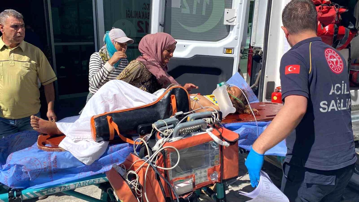 Konya\'da 8 yaşındaki çocuk bariyerlerden atlayarak yola geçmek isterken otomobilin çarpması sonucu ağır yaralandı