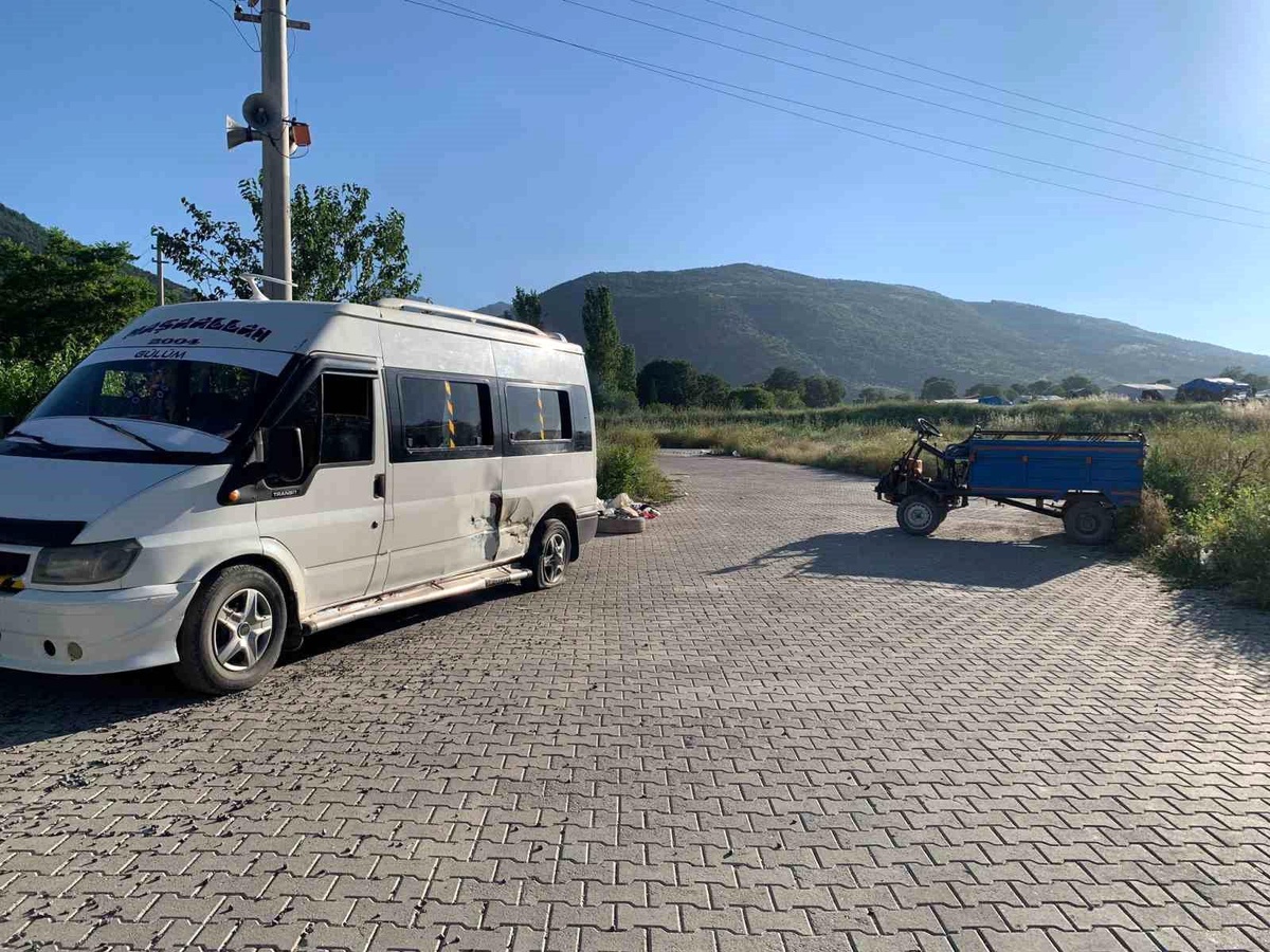 Afyonkarahisar\'da minibüs ile patpat çarpıştı: 4 yaralı