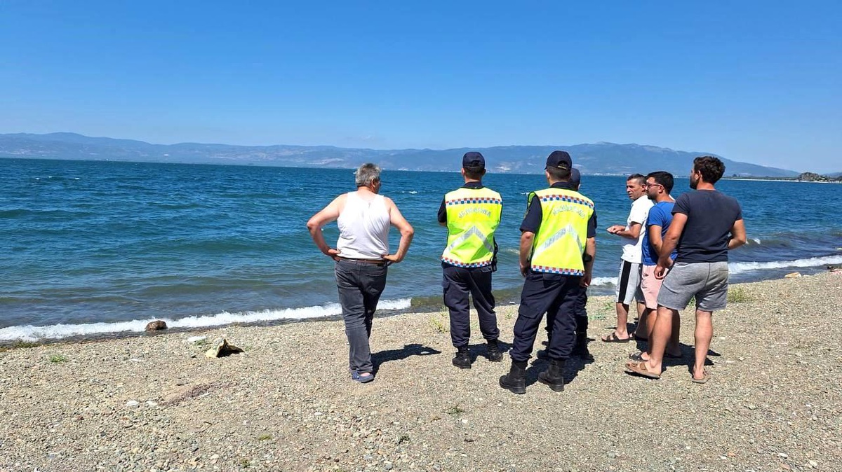 73 yaşındaki adam göle girdi, herkesi korkuttu