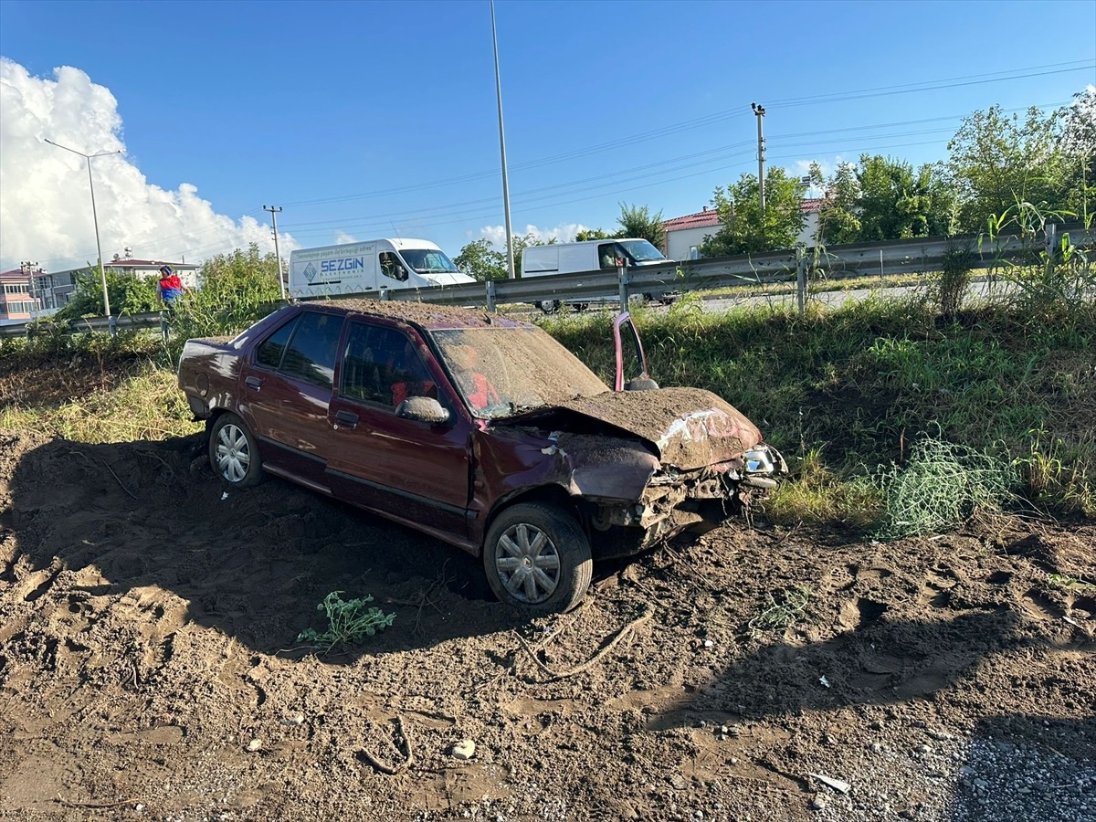 Samsun\'da Otomobil Şarampole Düştü: 2 Yaralı