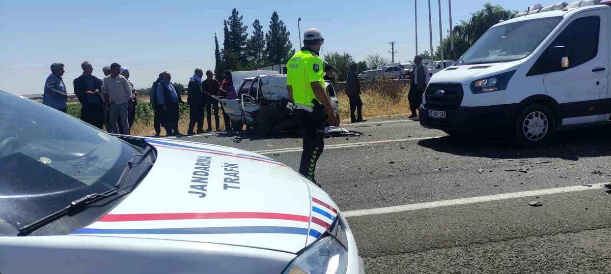 Şanlıurfa Siverek\'te Kafa Kafaya Çarpışan Otomobillerde 1 Ölü, 4 Yaralı
