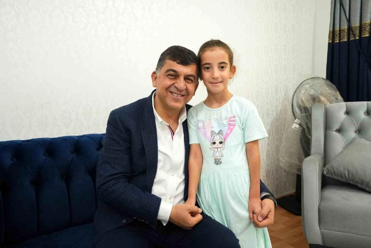 Şehitkamil Belediye Başkanı Rıdvan Fadıloğlu, 15 Temmuz Demokrasi ve Milli Birlik Günü\'nde öğrenciye tablet hediye etti