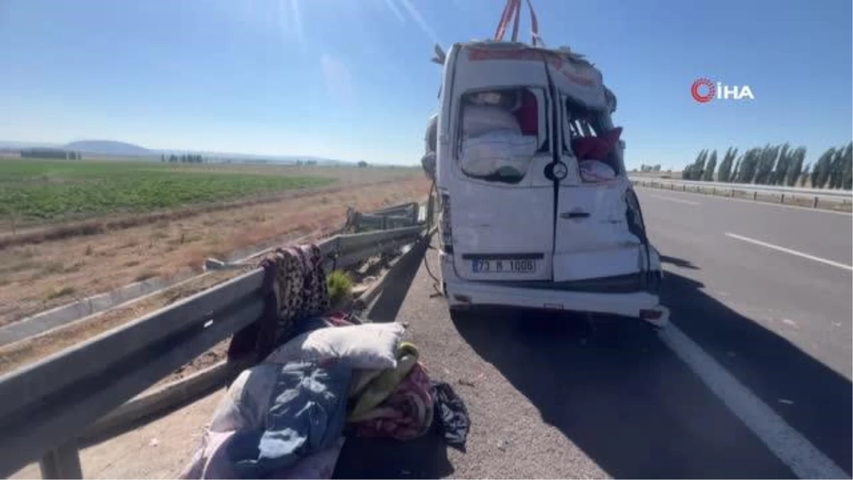 Tarım işçilerini taşıyan minibüs devrildi: 24 yaralı