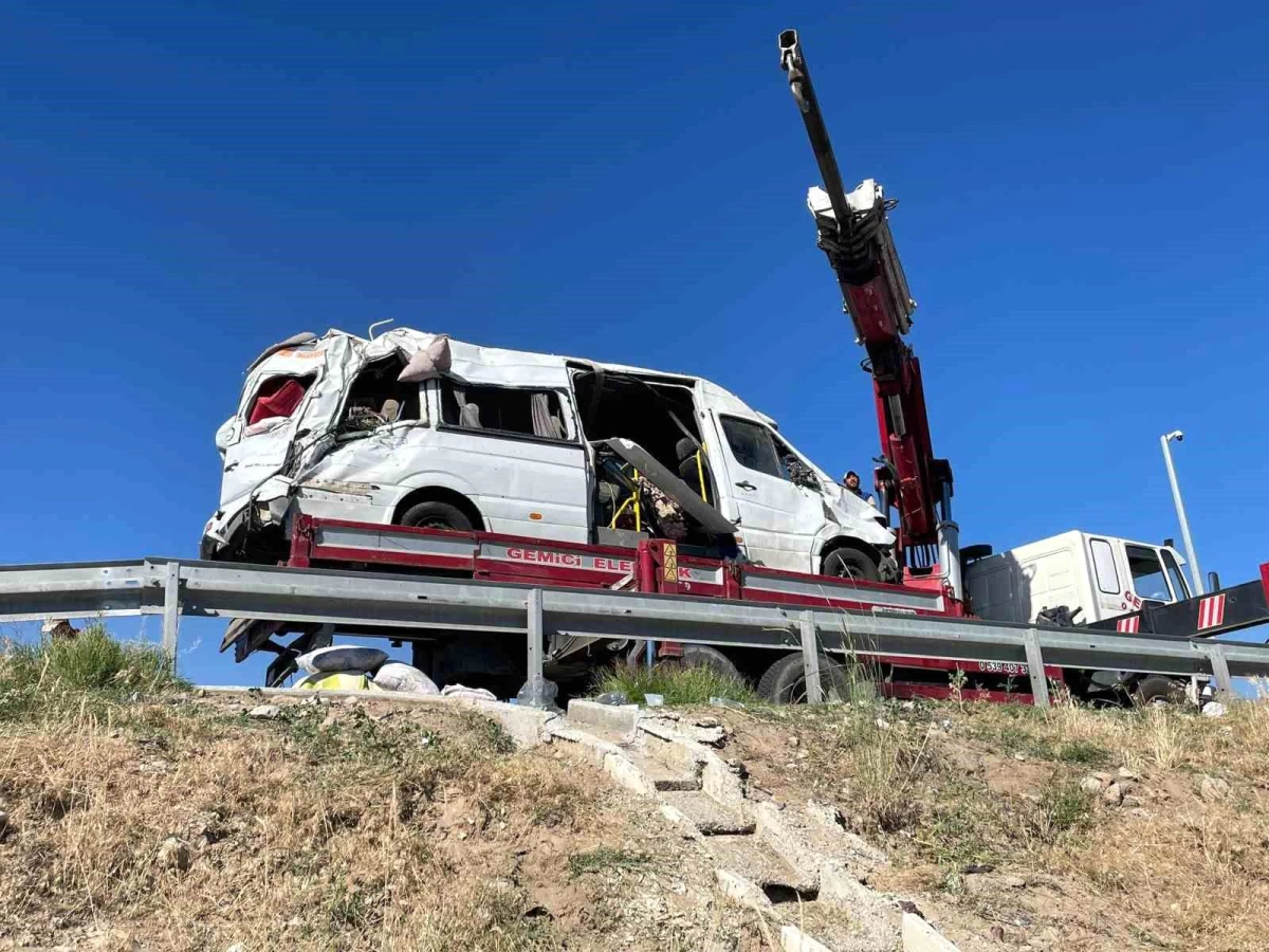 Nevşehir\'de tarım işçilerini taşıyan minibüs devrildi: 4\'ü ağır 24 kişi yaralandı