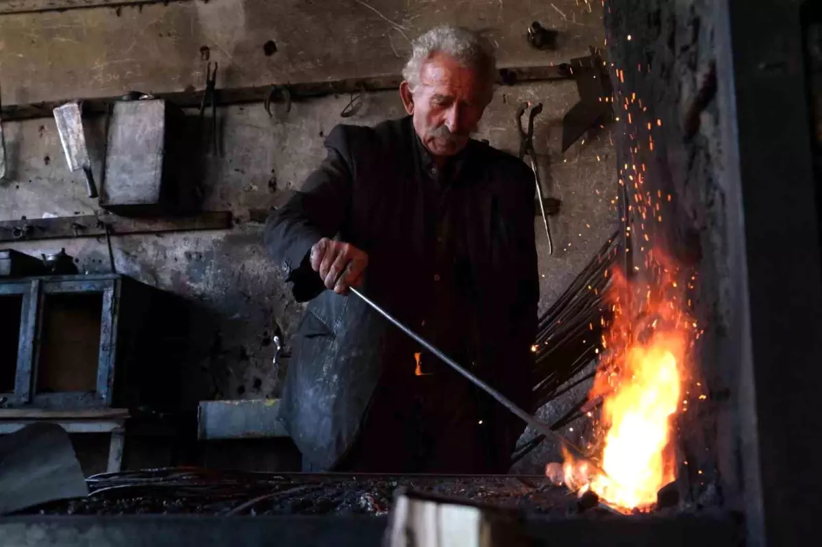 80 Yaşındaki Demirci Dayıkaraca Teknolojiye Direniyor
