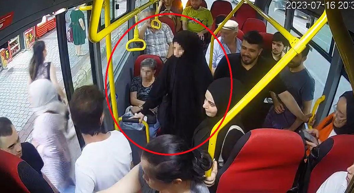 Bursa\'da Tesettürlü Genç Kıza Hakaret Eden Kadına Yolculardan Tepki